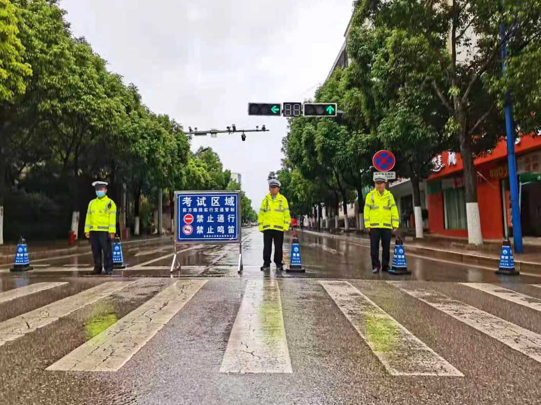 全力以赴不负韶华 助力高考交警同行-第13张图片-四季读书网