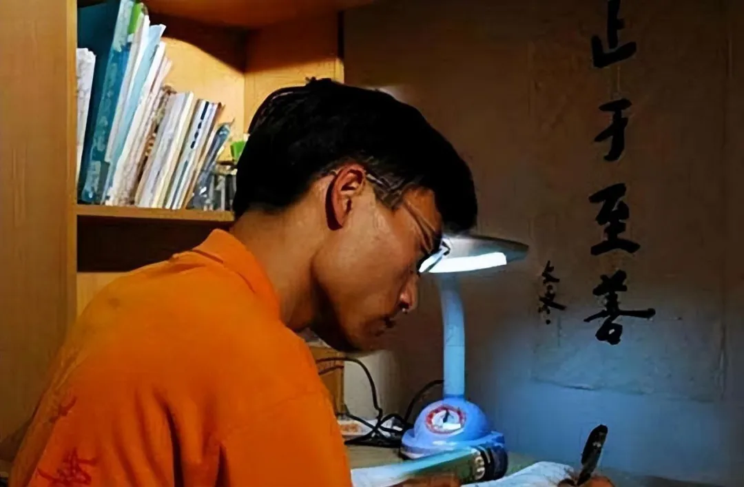 湖南学霸高考仅239分,全校老师不相信,调取监控后,发现竟交了3张白卷…-第4张图片-四季读书网