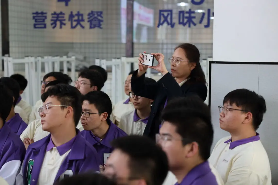 靶向高考!陕西省五届“状元之母” , 原高新一中教学校长助力清北学子,开展高考作文写作技法讲座 第14张