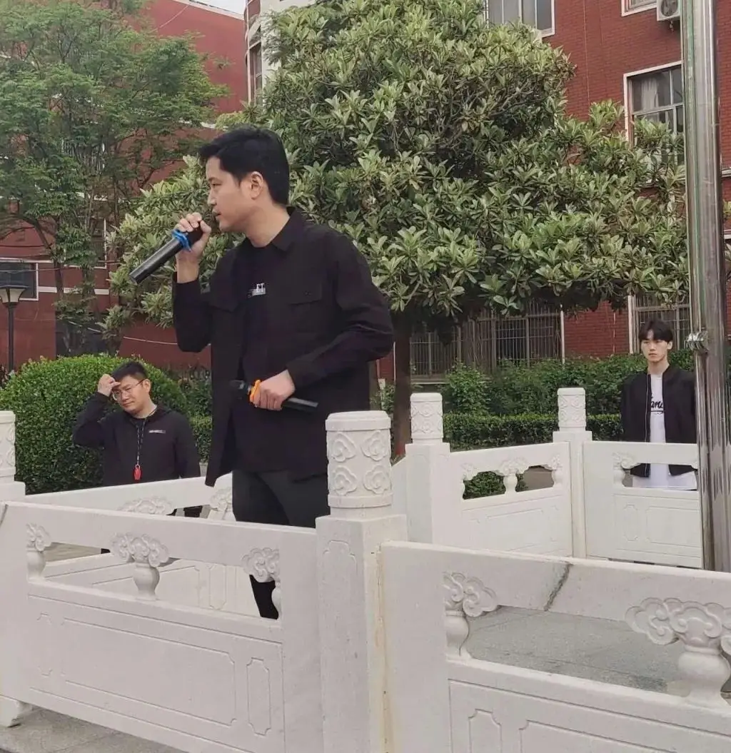 少年不负凌云志,奋起逐梦向远方——高考倒计时50日冲刺动员会-第9张图片-四季读书网 少年不负凌云志,奋起逐梦向远方——高考倒计时50日冲刺动员会-第9张图片-四季读书网