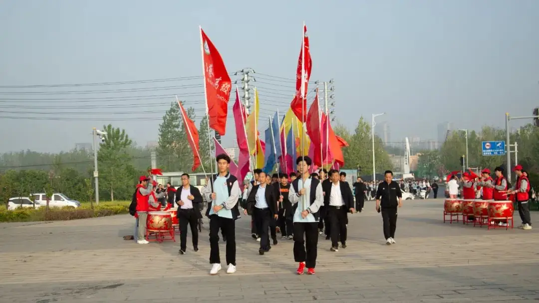 我校组织冲刺高考50天誓师暨高三“东湖行”远足活动 第8张