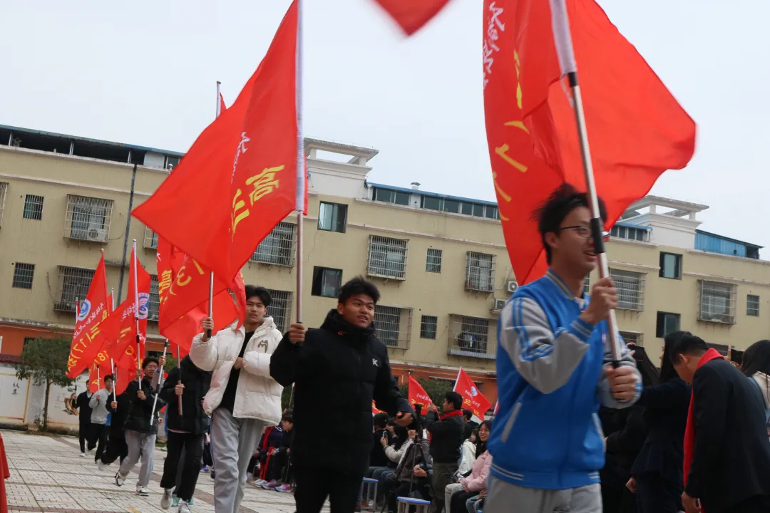 点燃激情,赢战高考——江西省赣州市于都县第五中学2024届高三冲刺誓师大会暨励志演讲大会-第18张图片-四季读书网