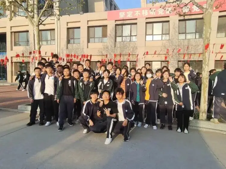 春风拂面书华章,高考逐梦铸辉煌”——滦南一中高考冲刺倒计时五十天主题活动-第21张图片-四季读书网
