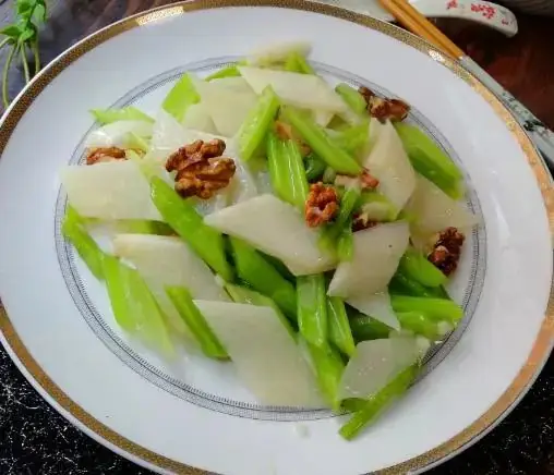 高考进入倒计时,建议家长:多给孩子吃这6道菜,被称“脑黄金”-第6张图片-四季读书网