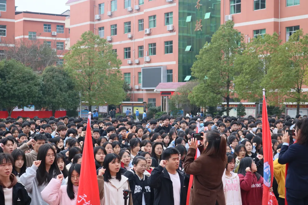 点燃激情,赢战高考——江西省赣州市于都县第五中学2024届高三冲刺誓师大会暨励志演讲大会-第19张图片-四季读书网
