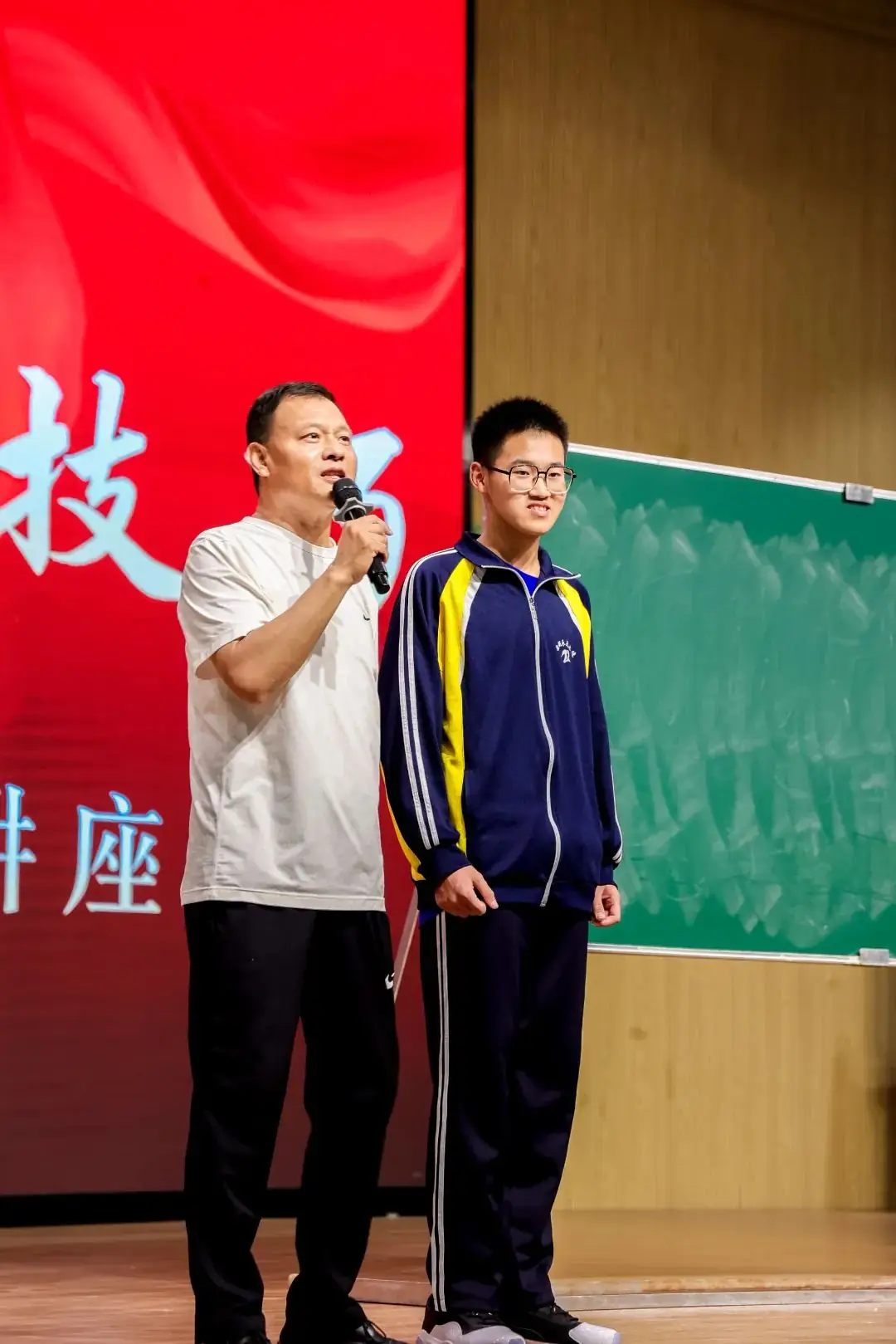 衡水卓越丨“书法赋能 提分高考”——北京大学陈刚教授到我校开展专题讲座-第12张图片-四季读书网 衡水卓越丨“书法赋能 提分高考”——北京大学陈刚教授到我校开展专题讲座-第12张图片-四季读书网