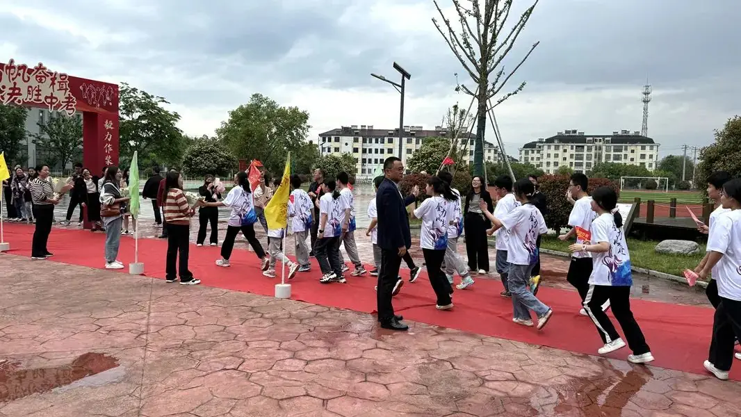 扬帆奋楫,决胜中考——南渡初中隆重举行中考誓师大会-第5张图片-四季读书网