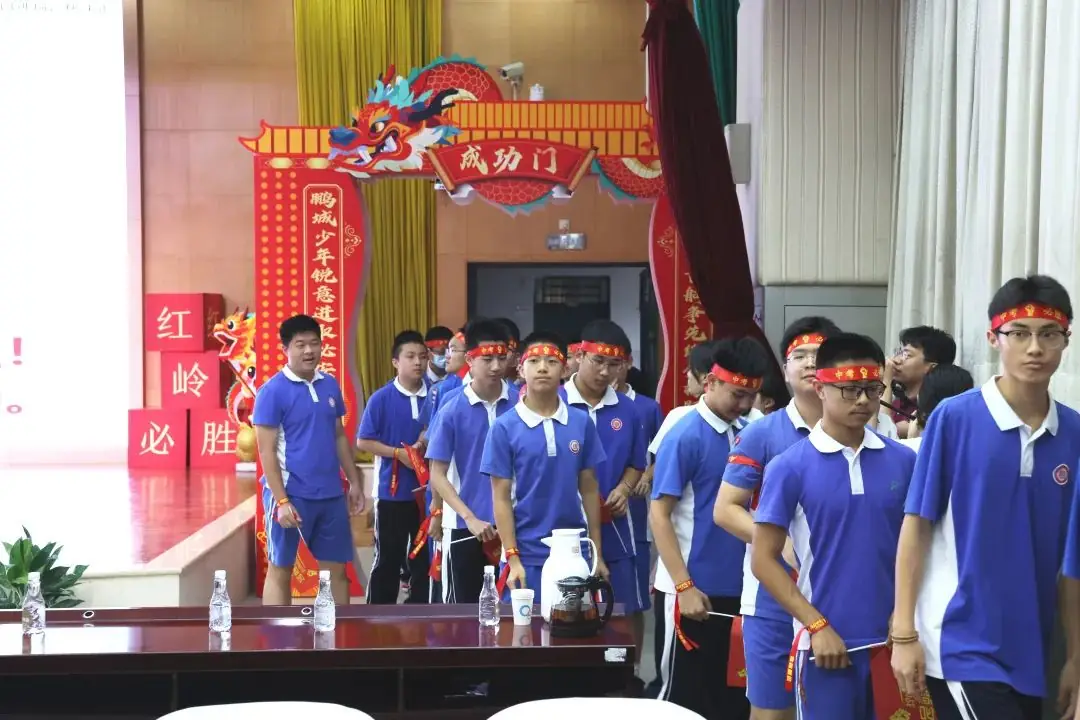 誓言凌云燃斗志,破浪前行迎中考——红岭中学园岭初中部2024年中考誓师大会顺利举行-第72张图片-四季读书网 誓言凌云燃斗志,破浪前行迎中考——红岭中学园岭初中部2024年中考誓师大会顺利举行-第72张图片-四季读书网