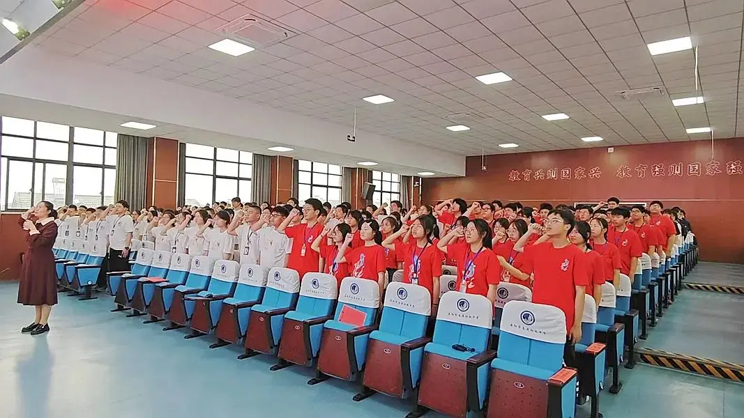 扬帆奋楫,决胜中考——南渡初中隆重举行中考誓师大会-第12张图片-四季读书网
