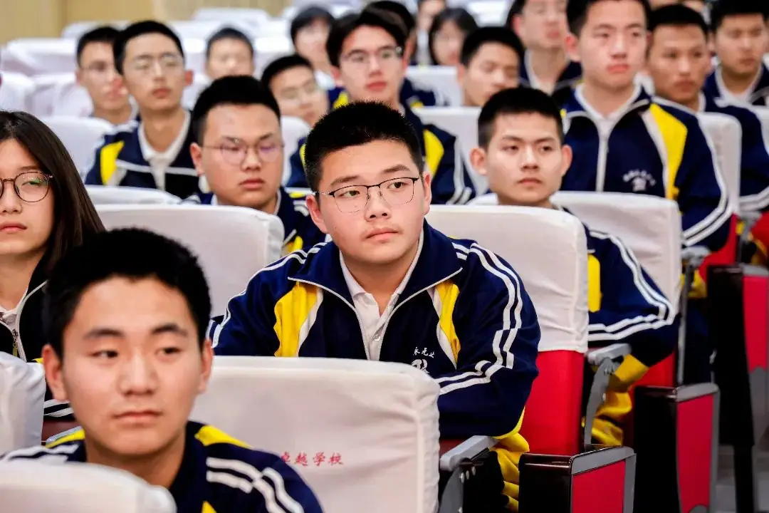 衡水卓越丨“书法赋能 提分高考”——北京大学陈刚教授到我校开展专题讲座-第5张图片-四季读书网 衡水卓越丨“书法赋能 提分高考”——北京大学陈刚教授到我校开展专题讲座-第5张图片-四季读书网