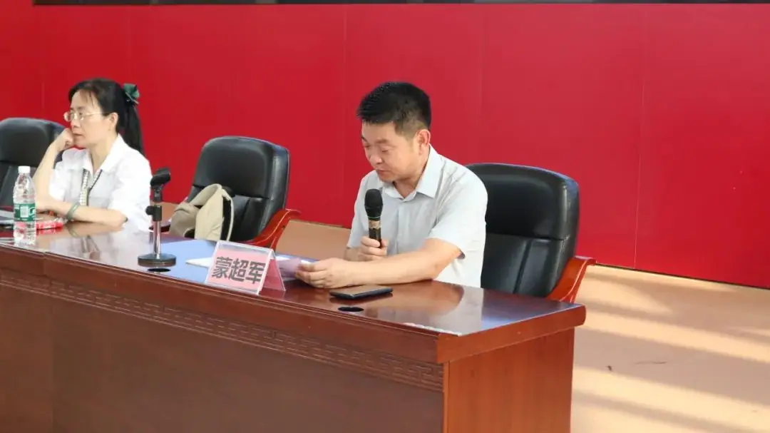 学海浩淼谁领风骚,携手专家共谋中考攻略 ——广西民族师范学院附属第二中学特邀正高级教师、广西特级教师蔡雪静入校开展专题讲座 第4张 学海浩淼谁领风骚,携手专家共谋中考攻略 ——广西民族师范学院附属第二中学特邀正高级教师、广西特级教师蔡雪静入校开展专题讲座 第4张