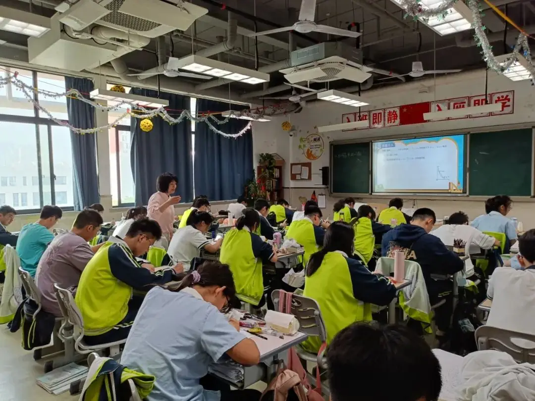 中考加油|名优示范 助力中考—— 瓯海区外国语学校半塘园校区名优教师 “发现课”展示周暨九年级中考备考活动(二)-第10张图片-四季读书网 中考加油|名优示范 助力中考—— 瓯海区外国语学校半塘园校区名优教师 “发现课”展示周暨九年级中考备考活动(二)-第10张图片-四季读书网