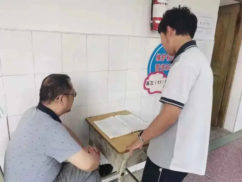 教师楼道“设台问诊”  温情助力高考冲刺-第4张图片-四季读书网