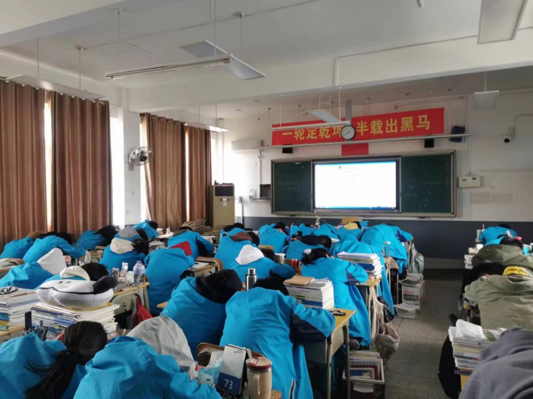 教师楼道“设台问诊”  温情助力高考冲刺-第14张图片-四季读书网