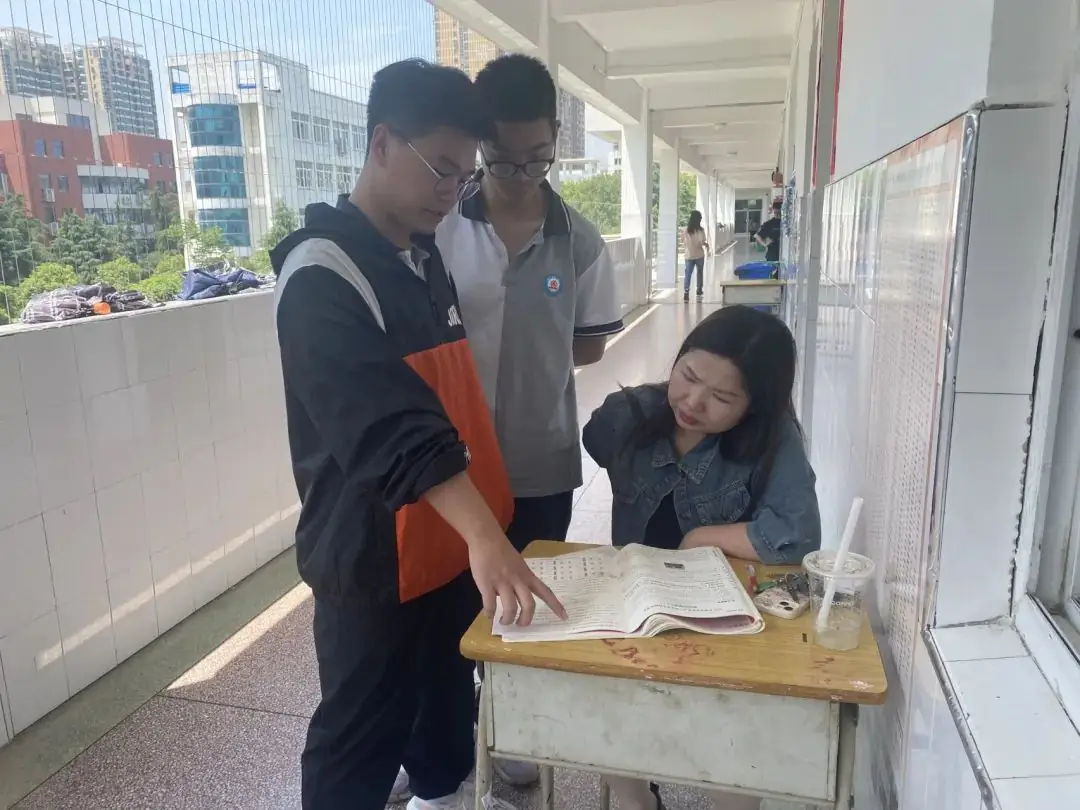 教师楼道“设台问诊”  温情助力高考冲刺-第6张图片-四季读书网