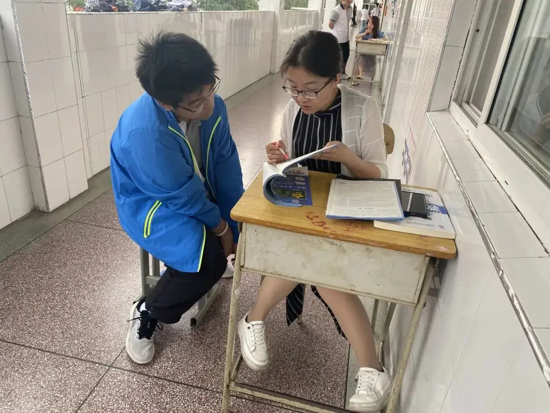 教师楼道“设台问诊”  温情助力高考冲刺-第10张图片-四季读书网
