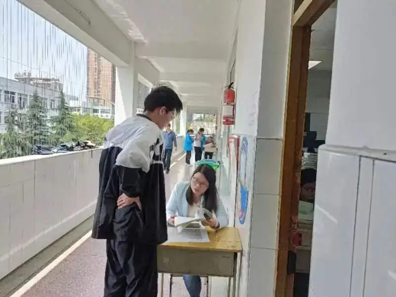 教师楼道“设台问诊”  温情助力高考冲刺-第3张图片-四季读书网