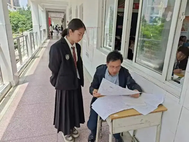 教师楼道“设台问诊”  温情助力高考冲刺-第12张图片-四季读书网