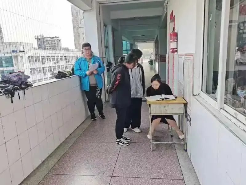 教师楼道“设台问诊”  温情助力高考冲刺-第9张图片-四季读书网