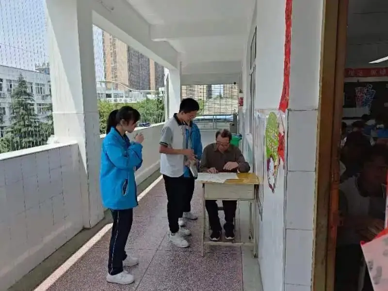 教师楼道“设台问诊”  温情助力高考冲刺-第11张图片-四季读书网