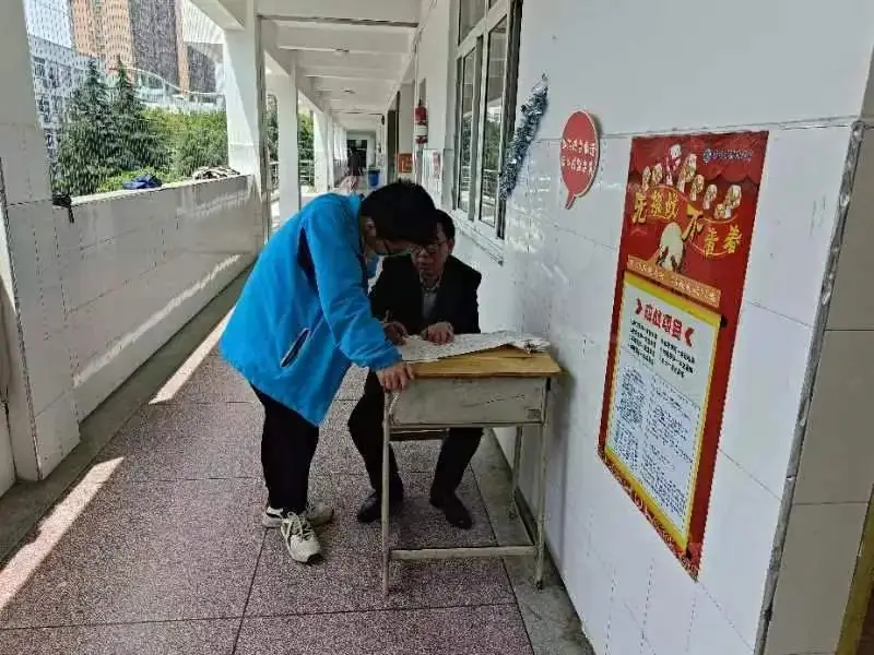 教师楼道“设台问诊”  温情助力高考冲刺-第7张图片-四季读书网