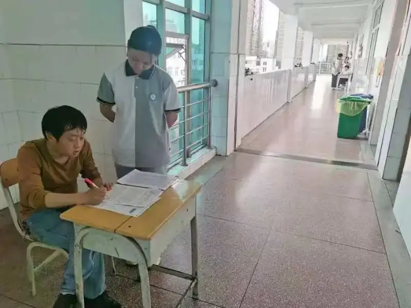 教师楼道“设台问诊”  温情助力高考冲刺-第5张图片-四季读书网