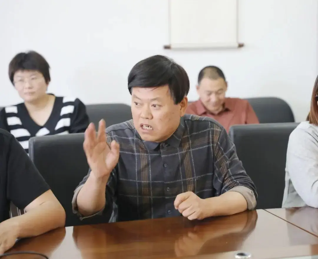关怀备至送温暖,聚智赋能赢高考 ——政府副县长武丽云深入我校调研高考备考工作-第7张图片-四季读书网 关怀备至送温暖,聚智赋能赢高考 ——政府副县长武丽云深入我校调研高考备考工作-第7张图片-四季读书网