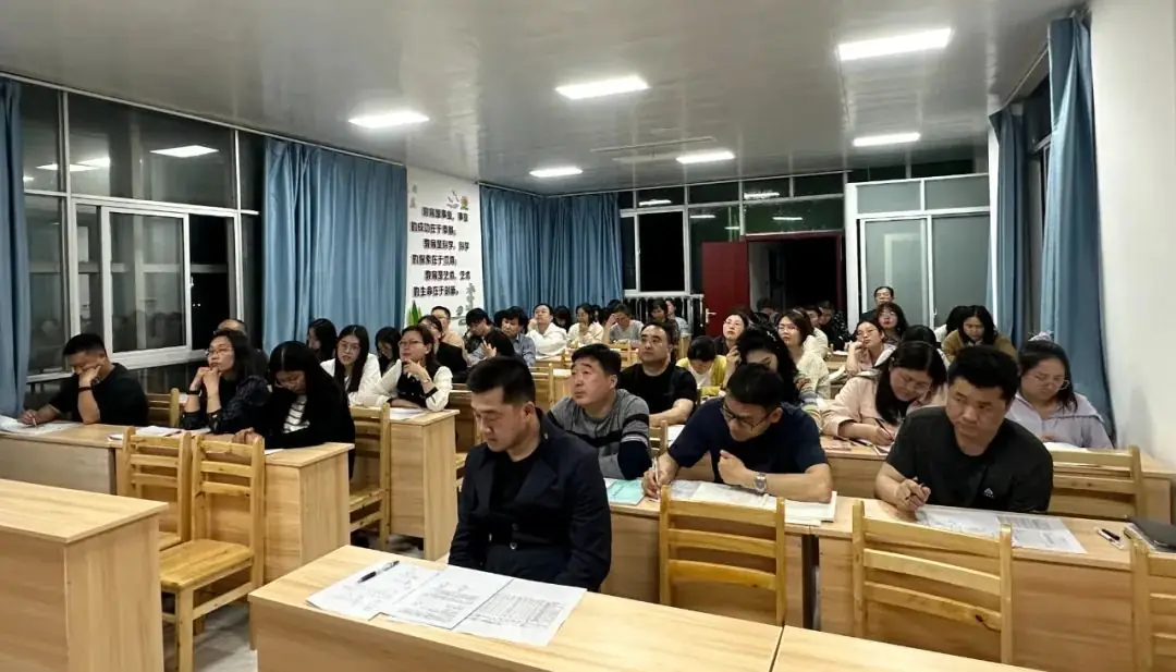 坚定目标 凝心聚力 决胜高考——我校召开高三二模质量分析会-第2张图片-四季读书网