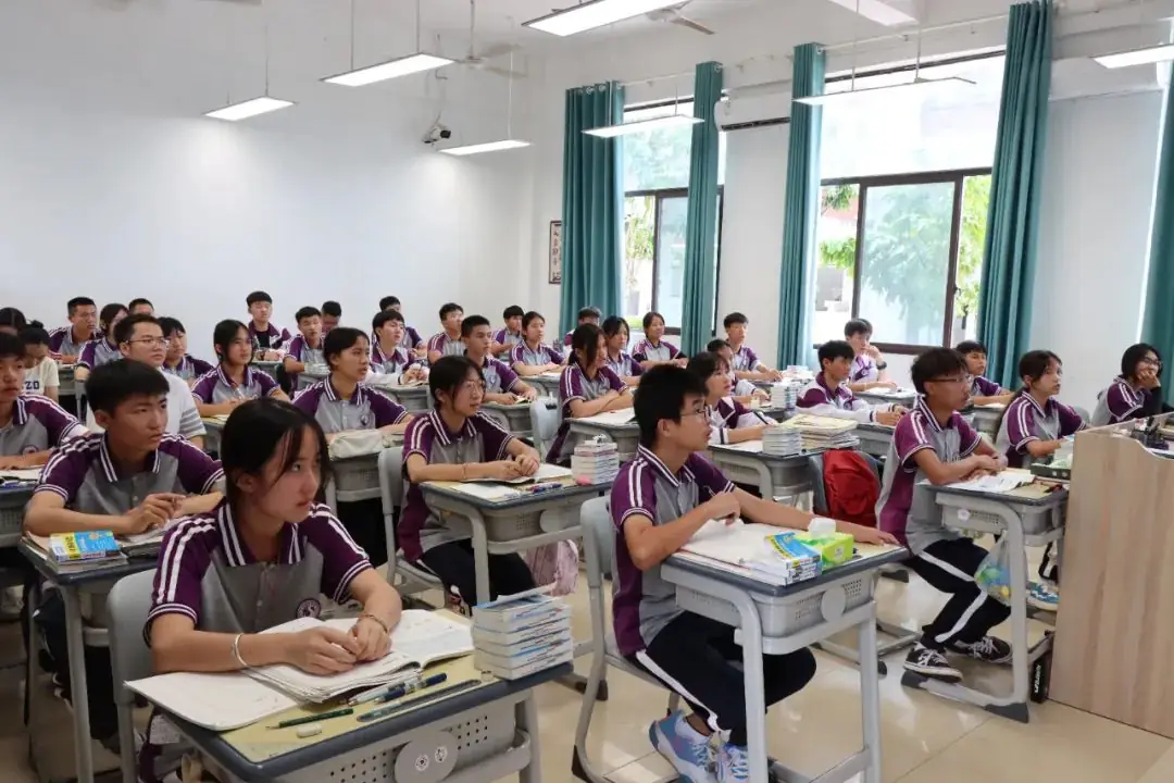 精准把脉新高考,送教帮扶促发展——玉溪师范学院到我校开展送教调研工作-第11张图片-四季读书网 精准把脉新高考,送教帮扶促发展——玉溪师范学院到我校开展送教调研工作-第11张图片-四季读书网