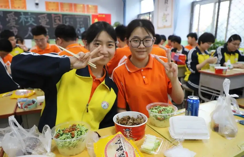 美好“食”刻,助力高考——衡水市第十四中学“食”力全开,助力学子金榜题名!-第5张图片-四季读书网 美好“食”刻,助力高考——衡水市第十四中学“食”力全开,助力学子金榜题名!-第5张图片-四季读书网