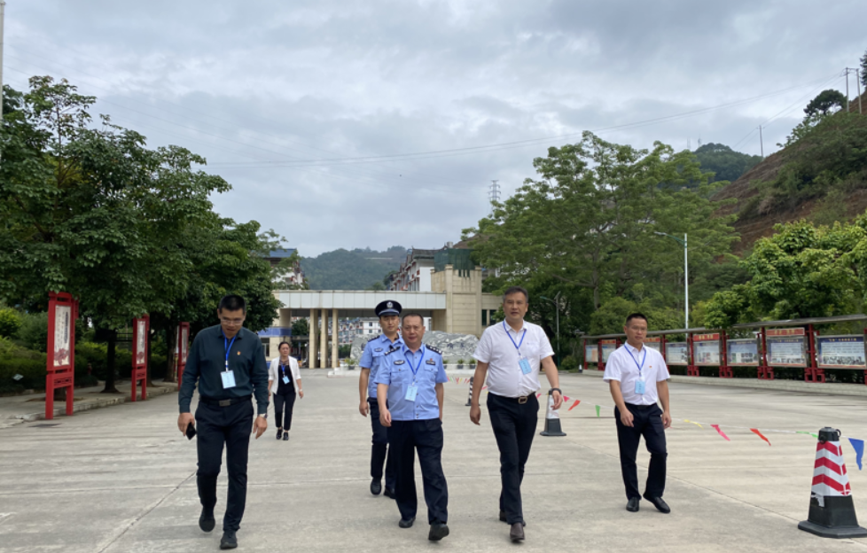 麻栗坡县“四套班子”领导巡视2023高考工作-第2张图片-四季读书网 麻栗坡县“四套班子”领导巡视2023高考工作-第2张图片-四季读书网
