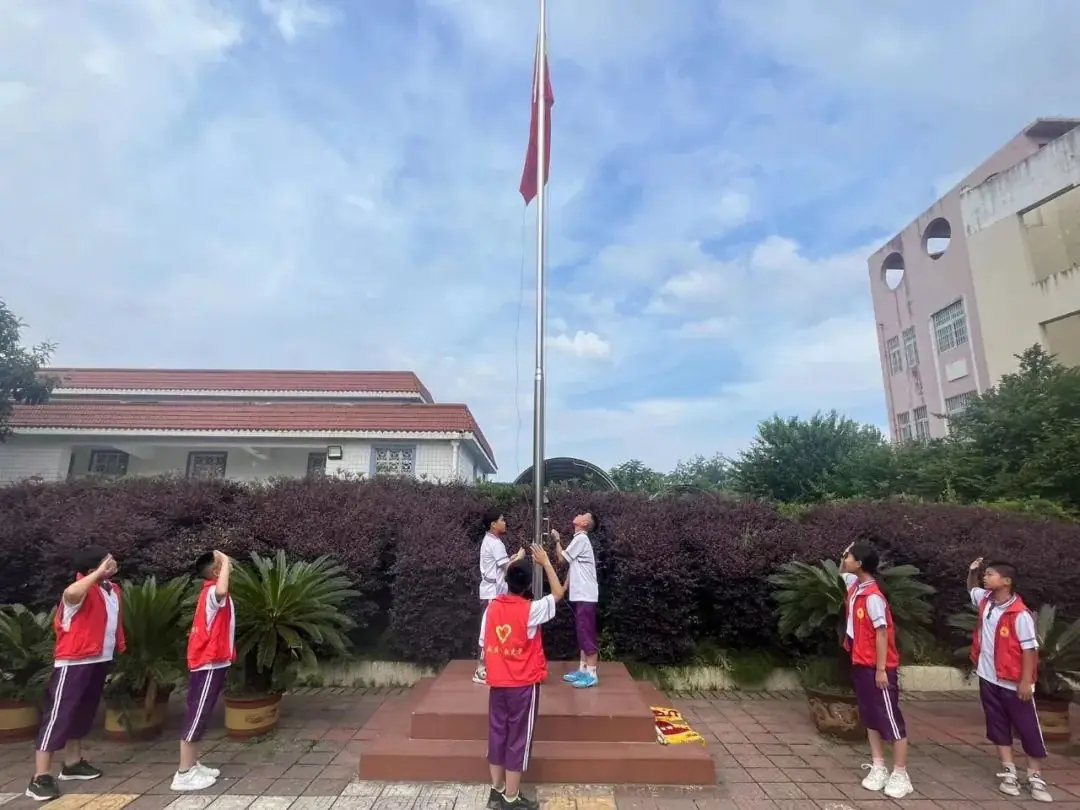 【国旗下成长】龙头小学举行第十三周升旗仪式暨中华经典诵读活动 第11张