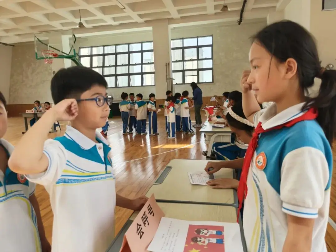 【阎良教育·聚宝小学】星星火炬引方向  红领巾飘扬心向党||聚宝小学2024年第一批少先队员入队仪式 第11张