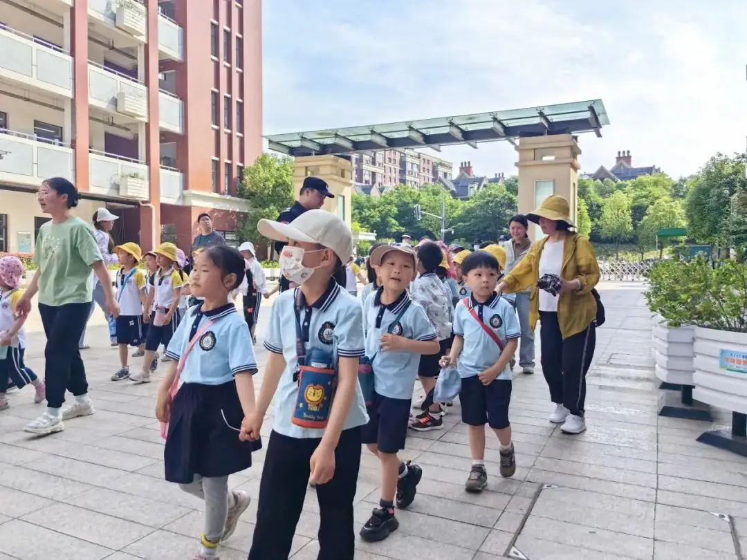 【活动资讯】走进小学,礼遇成长!——康润幼儿园幼小衔接系列活动之小学探访之旅 第20张 【活动资讯】走进小学,礼遇成长!——康润幼儿园幼小衔接系列活动之小学探访之旅 第20张