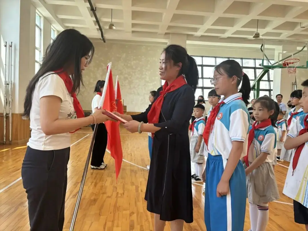 【阎良教育·聚宝小学】星星火炬引方向  红领巾飘扬心向党||聚宝小学2024年第一批少先队员入队仪式 第24张