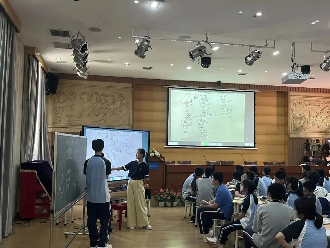 【特别关注】精准分析明方向,携手奋进备中考!荷塘区2024年第二次数学中考复习研讨会在景炎召开 第2张 【特别关注】精准分析明方向,携手奋进备中考!荷塘区2024年第二次数学中考复习研讨会在景炎召开 第2张