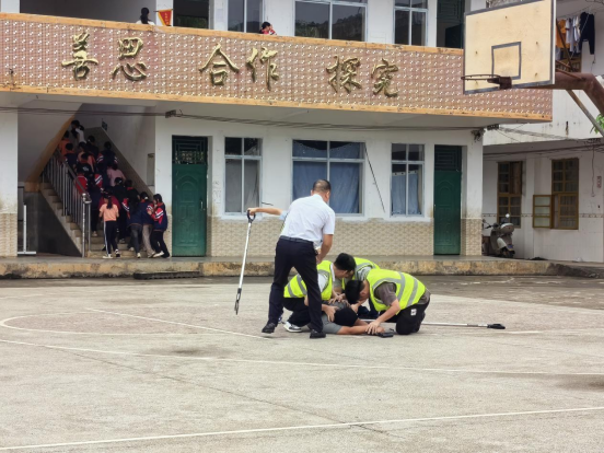 荣塘中心小学举行防暴反恐演练活动 第3张 荣塘中心小学举行防暴反恐演练活动 第3张