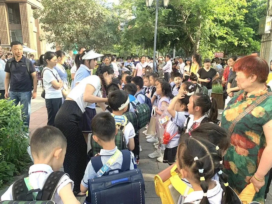 【奇乐睿幼儿园】——“初探小学·礼遇成长”大班组参观小学活动 第19张 【奇乐睿幼儿园】——“初探小学·礼遇成长”大班组参观小学活动 第19张