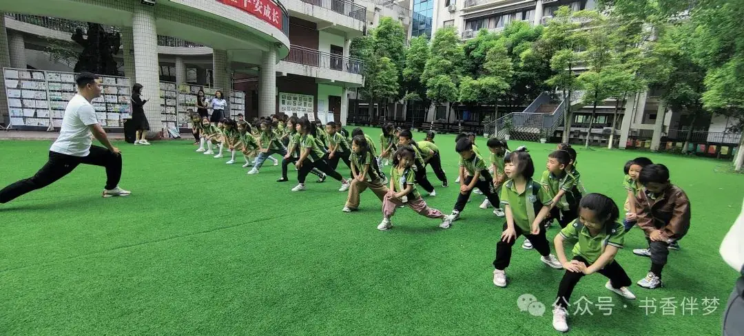参观小学初体验,幼小衔接零距离——嵩南幼儿园大班幼儿走进电报路教育集团何其芳小学 第19张