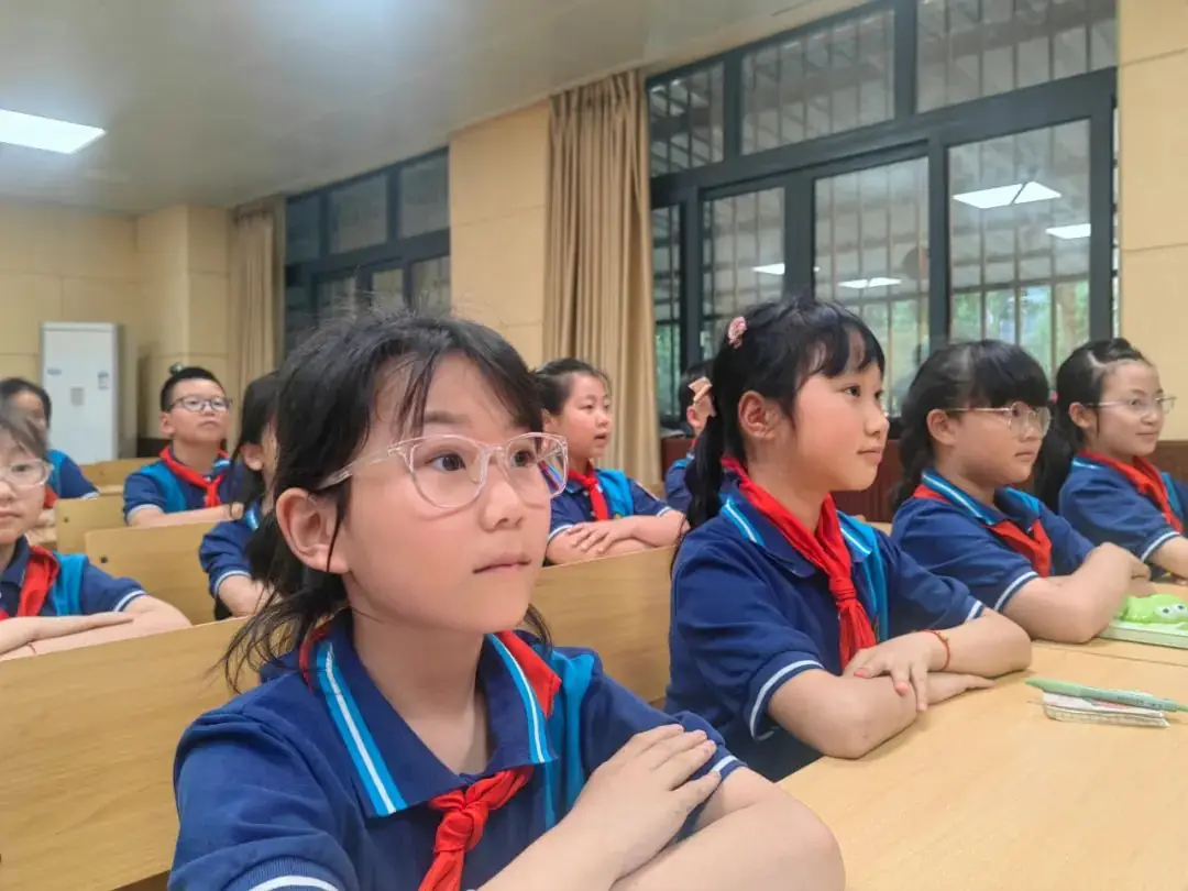 传薪火 向未来——2024年外国语小学大队委第四次会议 第6张 传薪火 向未来——2024年外国语小学大队委第四次会议 第6张