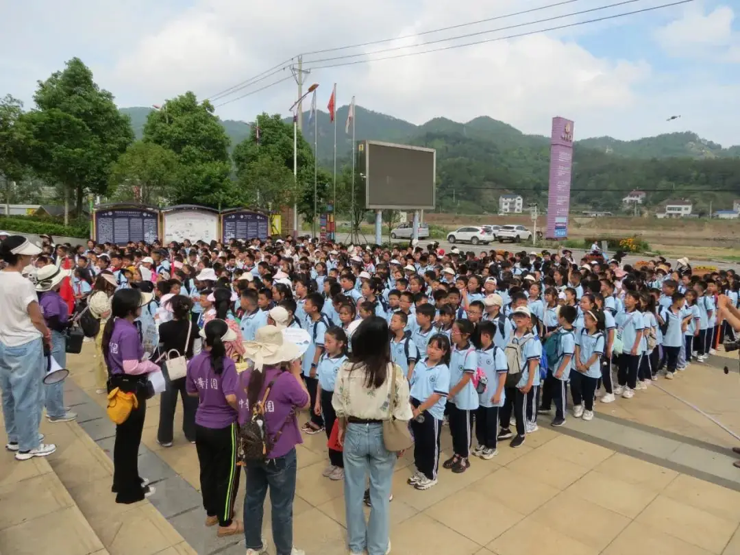 英山毕昇小学500多名师生到四季花海开展研学实践 第1张 英山毕昇小学500多名师生到四季花海开展研学实践 第1张