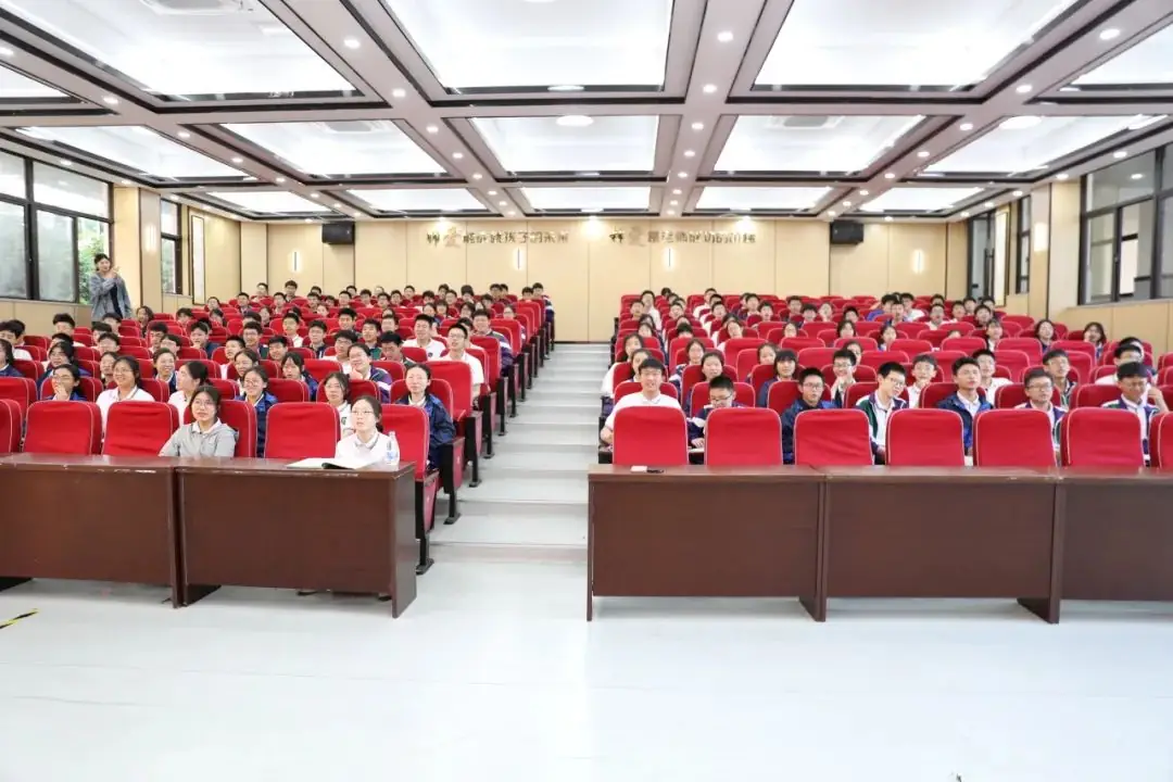 龙港市2024年“晴朗六月”中考考前讲座走进潜龙学校 第1张 龙港市2024年“晴朗六月”中考考前讲座走进潜龙学校 第1张
