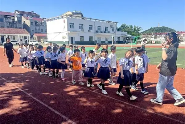走进小学 体验成长——庐江县龙桥镇黄屯幼儿园开展幼小衔接活动 第2张 走进小学 体验成长——庐江县龙桥镇黄屯幼儿园开展幼小衔接活动 第2张