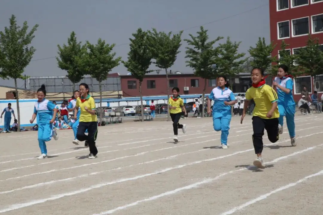 曹庄小学召开第五届阳光体育运动会----“健康育人 趣享运动” 第67张 曹庄小学召开第五届阳光体育运动会----“健康育人 趣享运动” 第67张