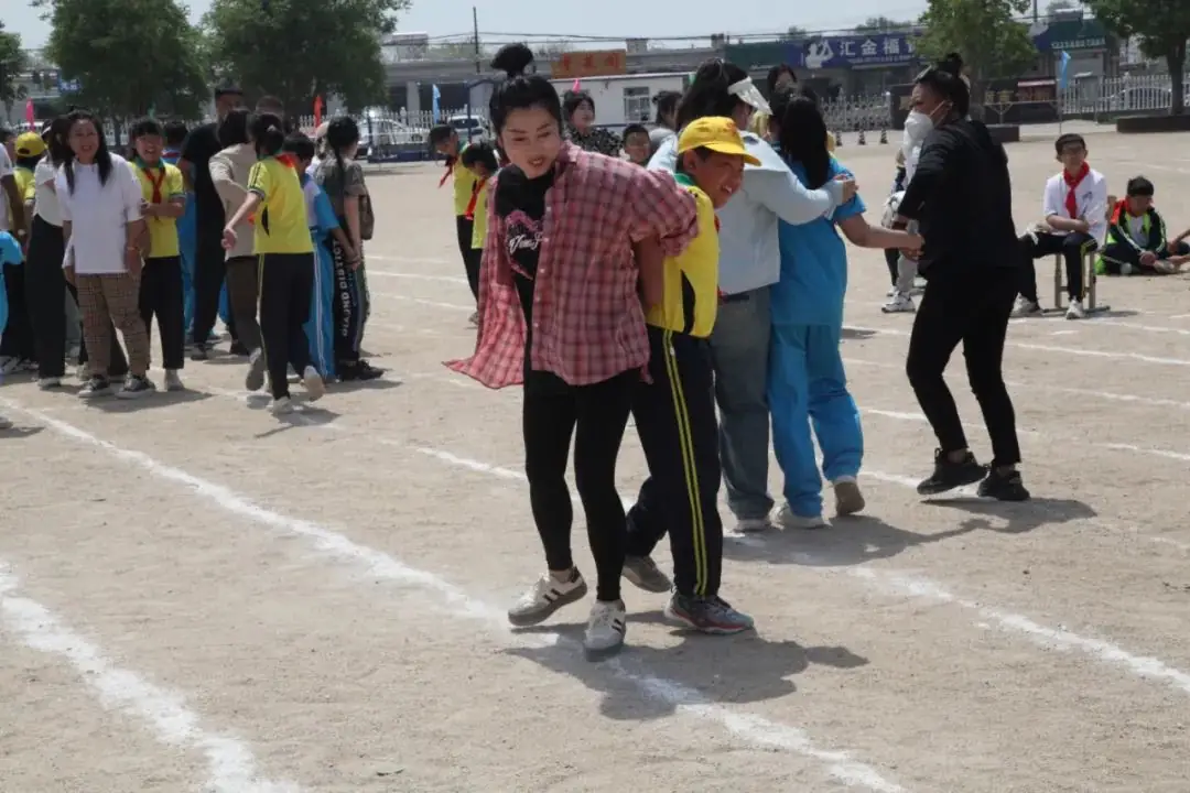 曹庄小学召开第五届阳光体育运动会----“健康育人 趣享运动” 第119张 曹庄小学召开第五届阳光体育运动会----“健康育人 趣享运动” 第119张