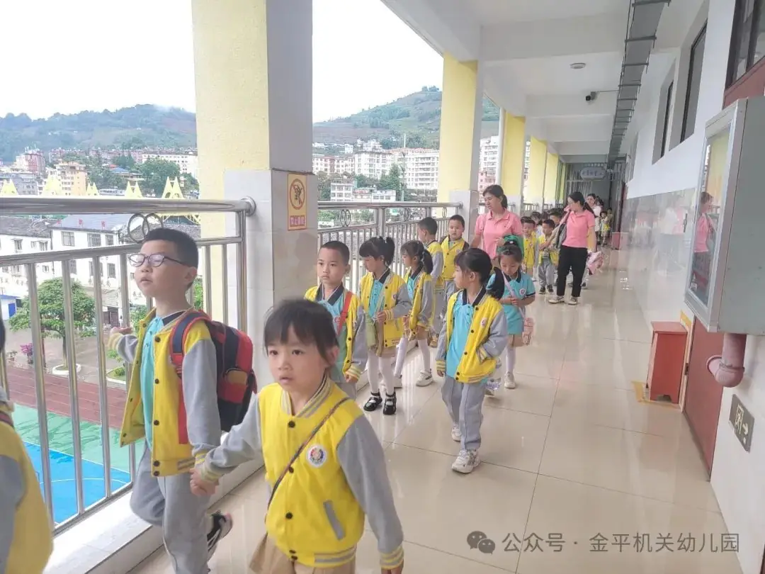 【幼小衔接】探秘小学 “幼”见美好——金平县机关幼儿园2024年大班幼儿参观小学活动 第25张 【幼小衔接】探秘小学 “幼”见美好——金平县机关幼儿园2024年大班幼儿参观小学活动 第25张
