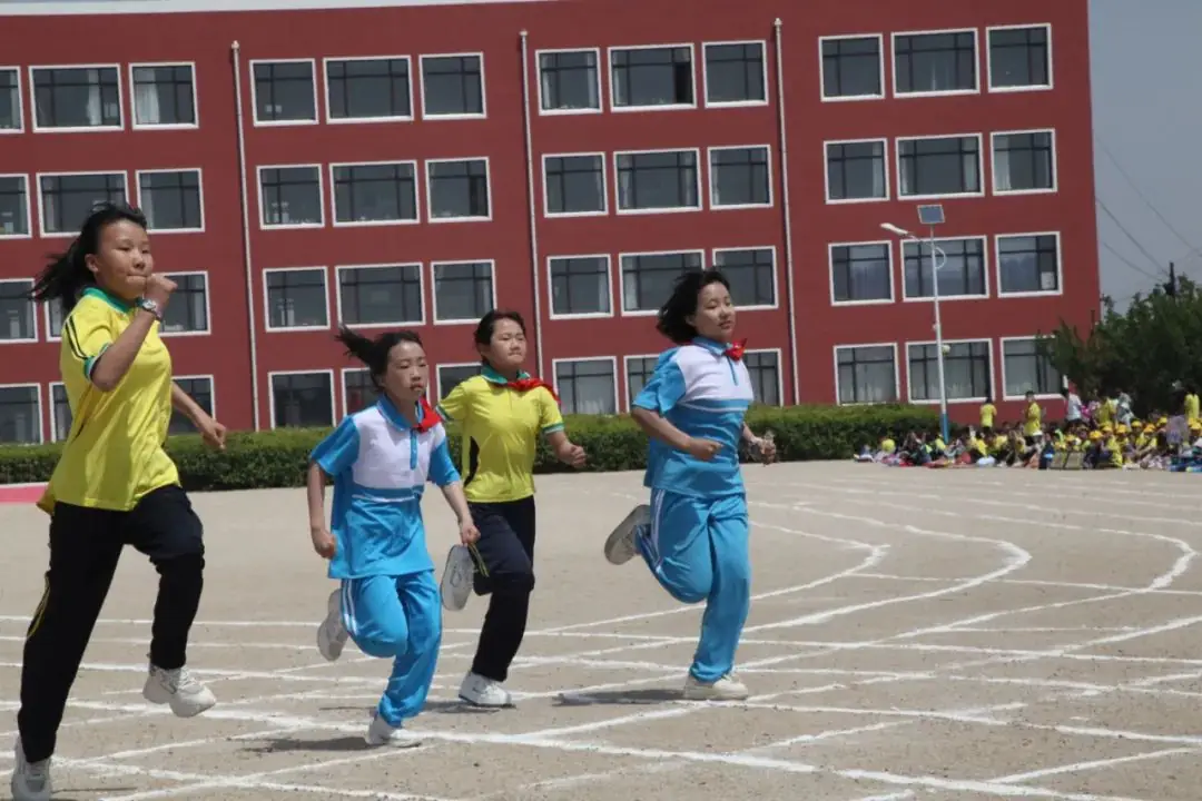 曹庄小学召开第五届阳光体育运动会----“健康育人 趣享运动” 第75张 曹庄小学召开第五届阳光体育运动会----“健康育人 趣享运动” 第75张