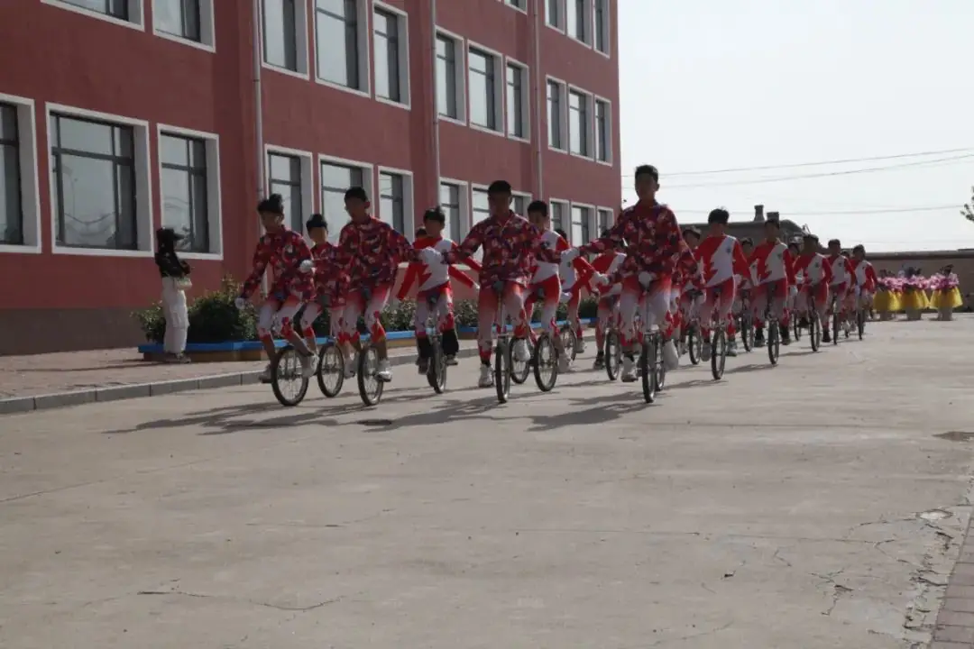 曹庄小学召开第五届阳光体育运动会----“健康育人 趣享运动” 第13张 曹庄小学召开第五届阳光体育运动会----“健康育人 趣享运动” 第13张