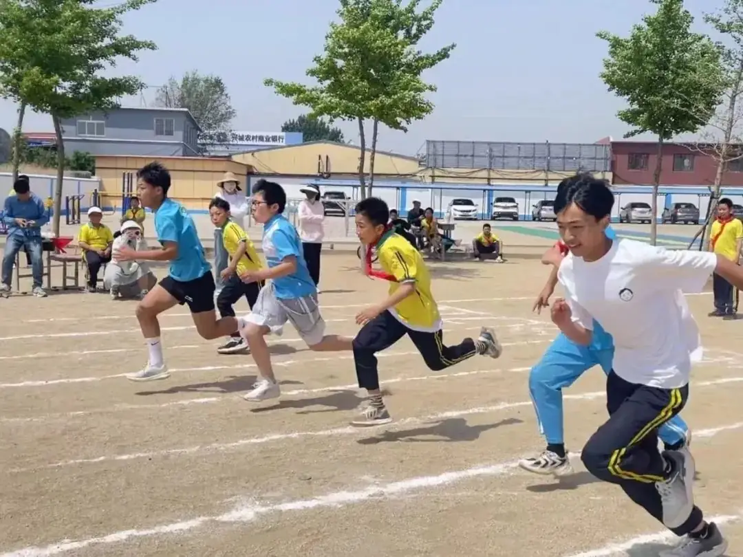 曹庄小学召开第五届阳光体育运动会----“健康育人 趣享运动” 第69张 曹庄小学召开第五届阳光体育运动会----“健康育人 趣享运动” 第69张
