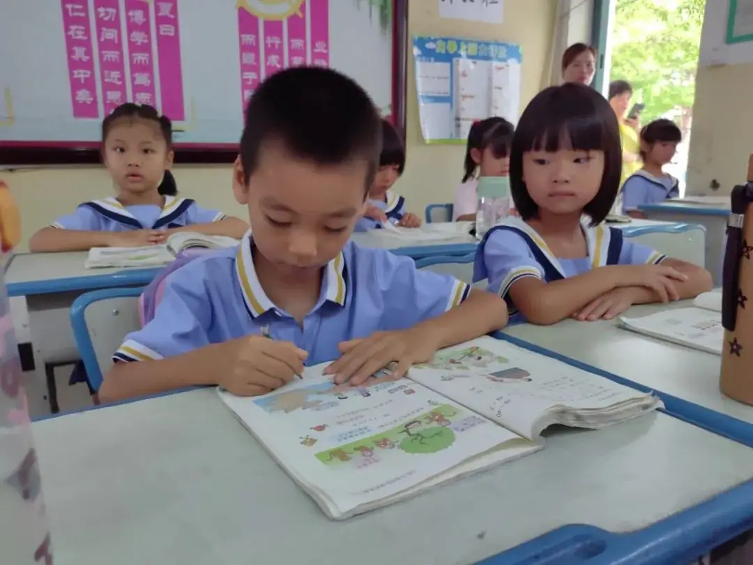 初探小学  礼遇成长——光坡镇中心幼儿园幼小衔接系列活动(二)之参观小学 第53张